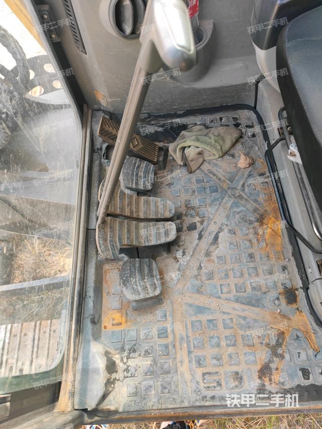 行走控制手柄和踏板?俯拍(駕駛室部分) 行走控制手柄和踏板?俯拍(駕駛室部分)