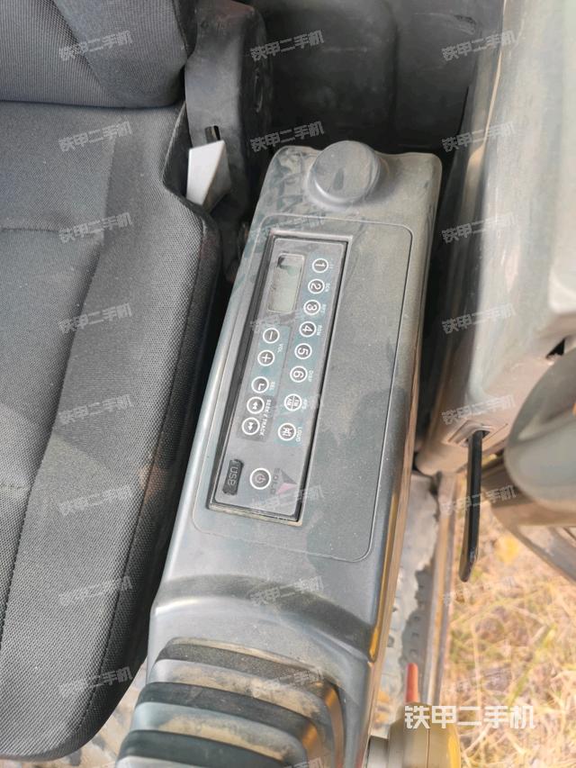 座椅右側(cè)控制臺(tái)/鑰匙門/油門/含右手柄(駕駛室部分) 座椅右側(cè)控制臺(tái)/鑰匙門/油門/含右手柄(駕駛室部分)