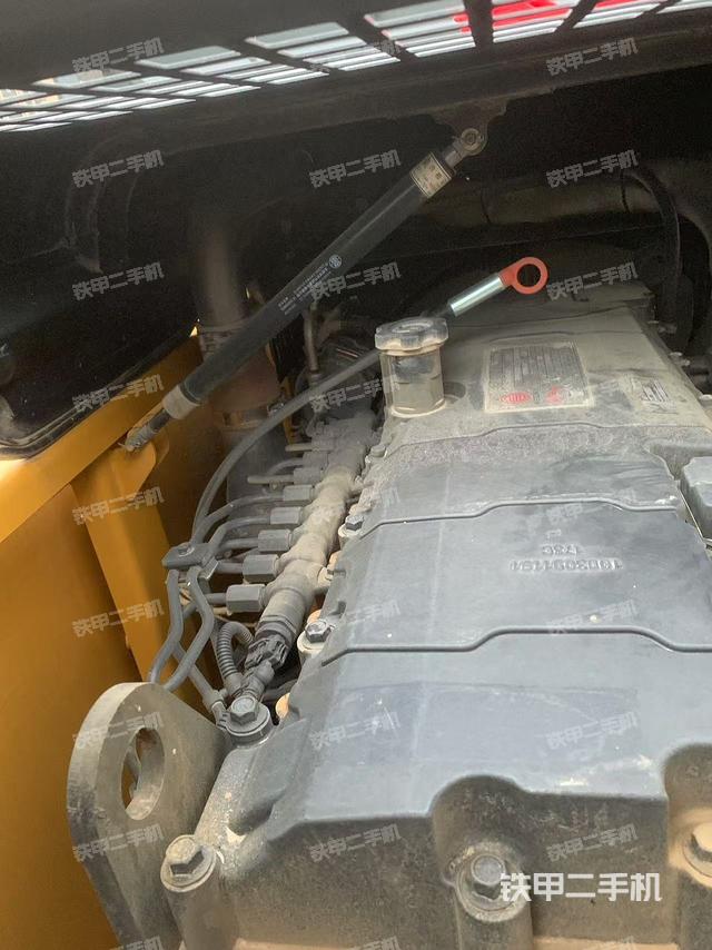 液壓泵艙室正面整體（整機外觀）