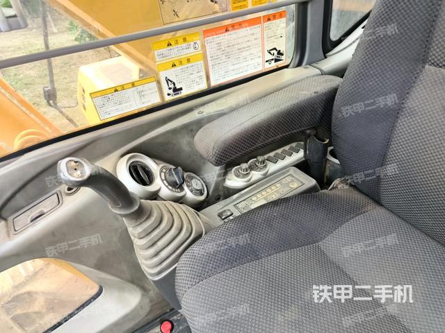 左后方玻璃角標(biāo)（駕駛室部分）