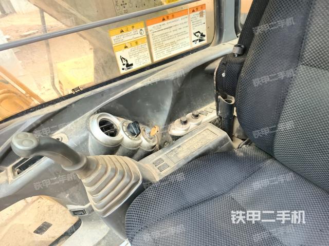 行走控制手柄和踏板?俯拍（駕駛室部分）