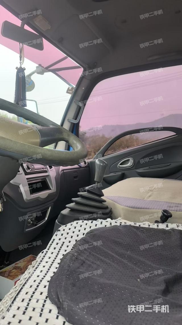 駕駛室操作臺(tái)（設(shè)備外觀及核心部件）