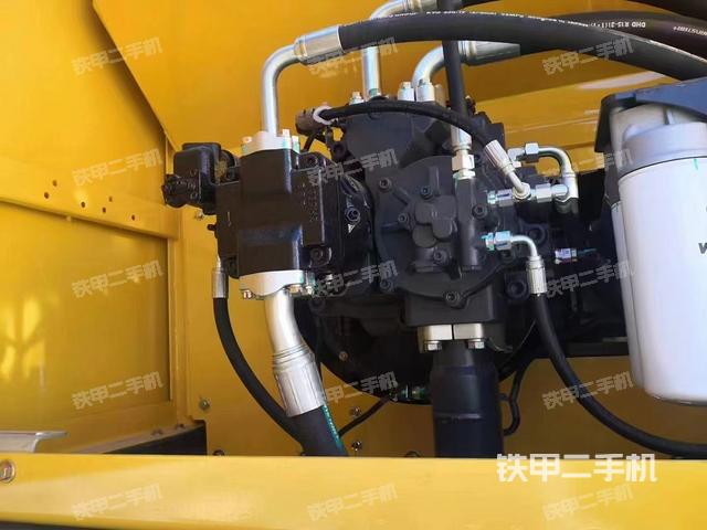 液壓泵艙室正面整體（整機外觀）