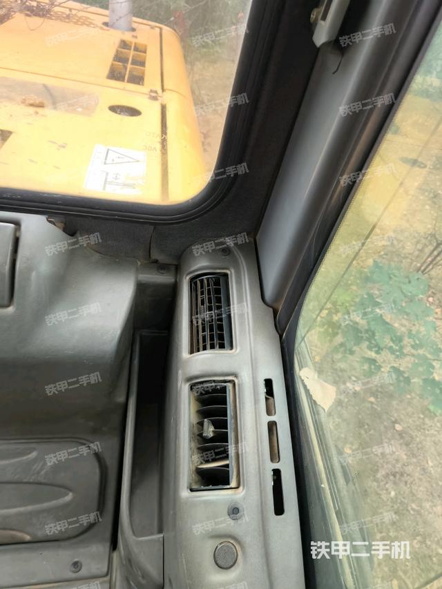 行走控制手柄和踏板?俯拍（駕駛室部分）