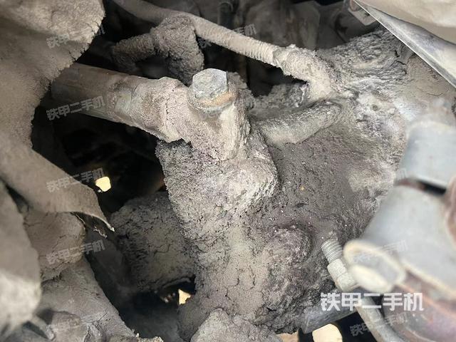 液壓泵艙室正面整體（整機外觀）