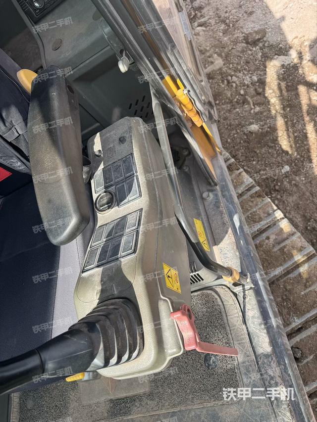 座椅右側(cè)控制臺(tái)/鑰匙門(mén)/油門(mén)/含右手柄（駕駛室部分）