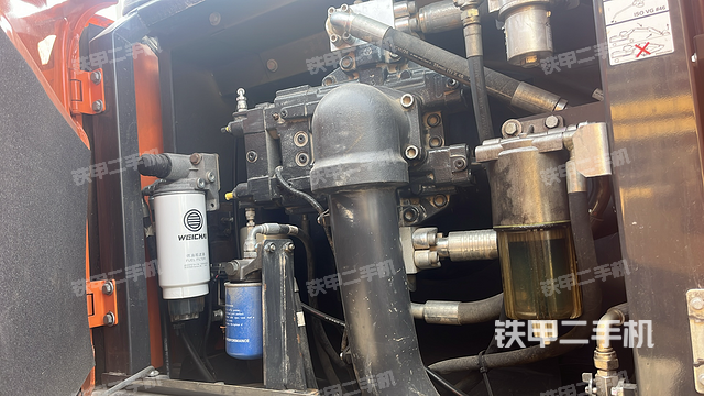 液压泵舱室正面整体（整机外观）