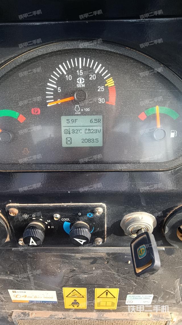 驾驶室操作台(设备外观及核心部件) 驾驶室操作台(设备外观及核心部件)