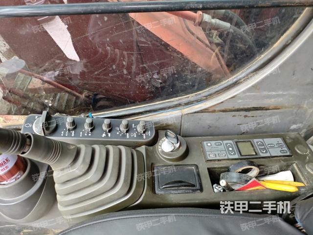 行走控制手柄和踏板?俯拍（駕駛室部分）