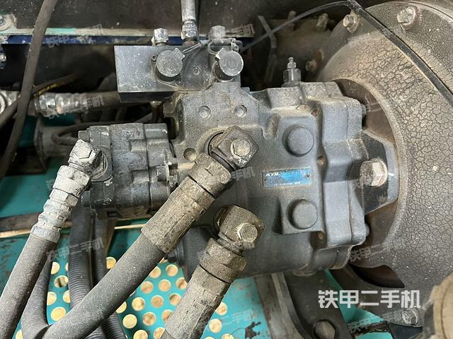 液壓泵艙室正面整體（整機外觀）