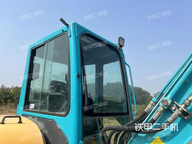 駕駛室頂部（整機外觀）