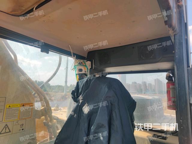 行走控制手柄和踏板?俯拍（駕駛室部分）