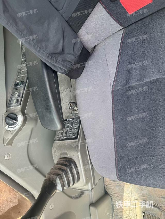 行走控制手柄和踏板?俯拍（駕駛室部分）