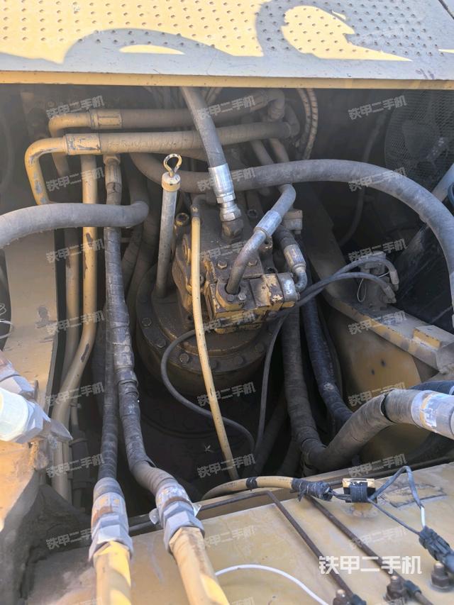 回轉(zhuǎn)馬達(dá)和主控閥（整機(jī)外觀）