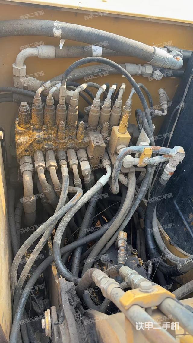 回转马达和主控阀（整机外观）