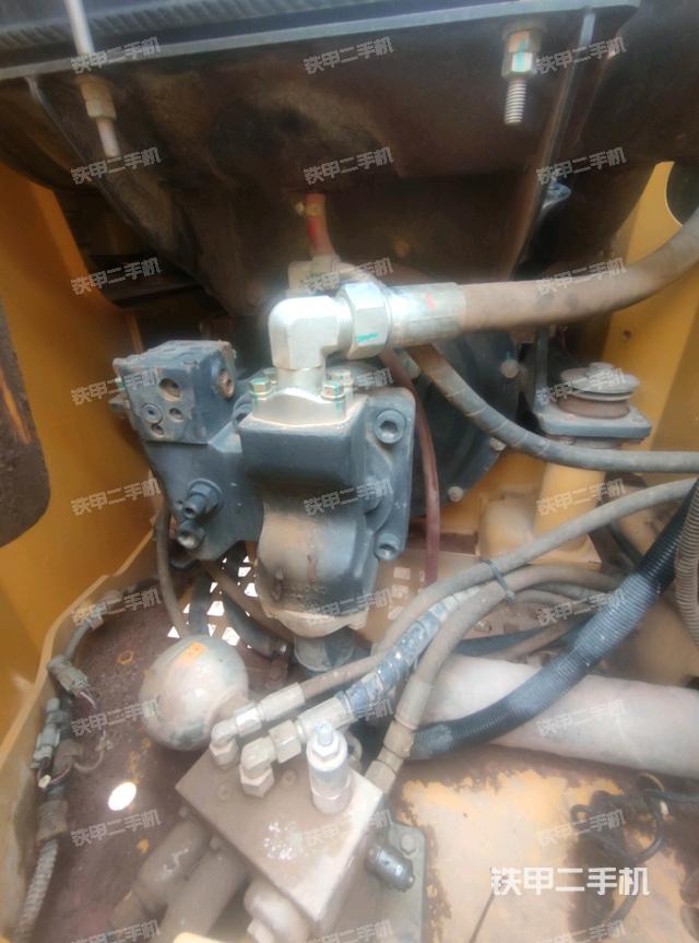 液壓泵艙室正面整體（整機外觀）