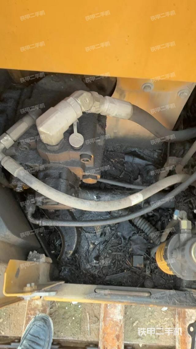 液压泵舱室正面整体（整机外观）