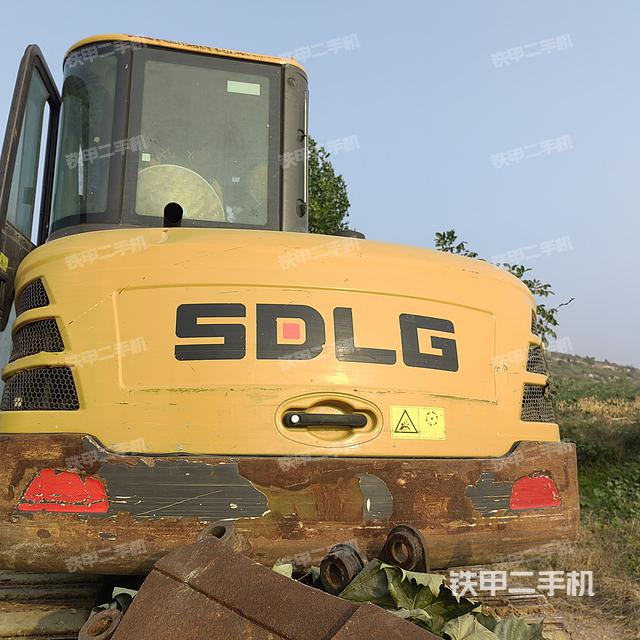 驾驶室顶部(整机外观) 驾驶室顶部(整机外观)