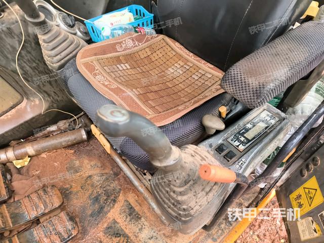 行走控制手柄和踏板?俯拍（駕駛室部分）