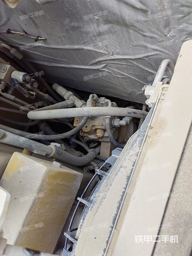 回转马达和主控阀(整机外观) 回转马达和主控阀(整机外观)