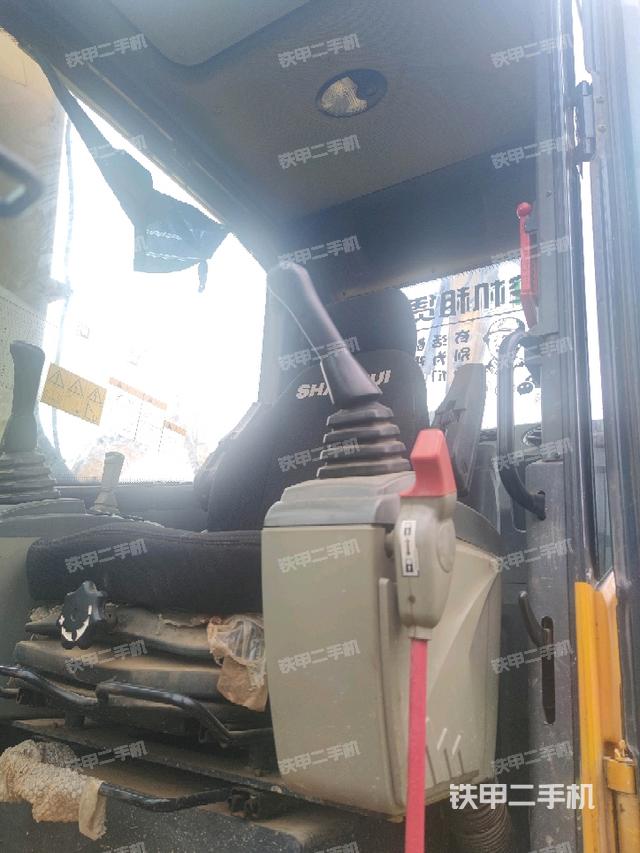 駕駛室頂部（整機外觀）