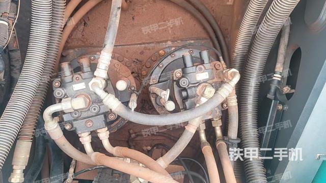 回轉(zhuǎn)馬達(dá)和主控閥（整機(jī)外觀）