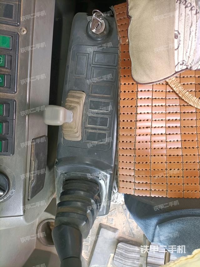 座椅右側(cè)控制臺/鑰匙門/油門/含右手柄（駕駛室部分）