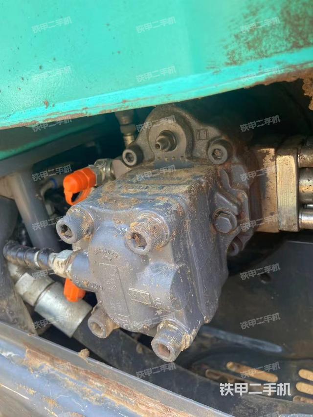 液壓泵艙室正面整體（整機外觀）