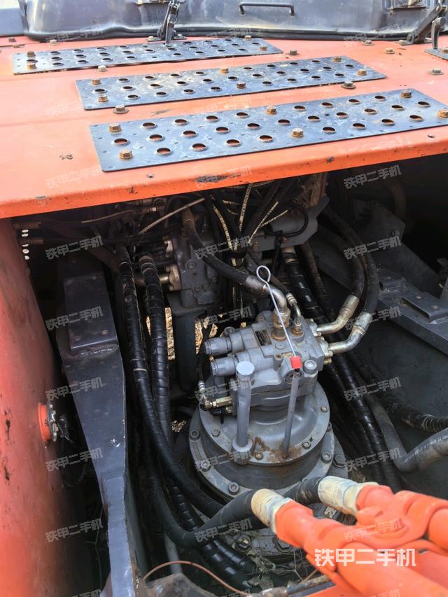 回轉(zhuǎn)馬達(dá)和主控閥（整機(jī)外觀）