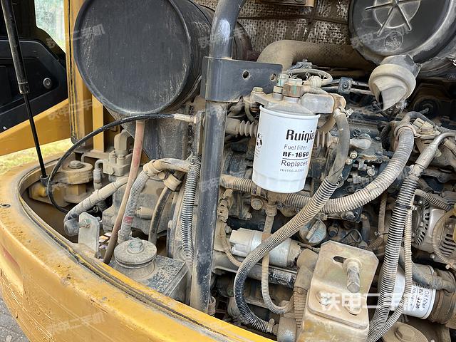 液壓泵艙室正面整體（整機外觀）