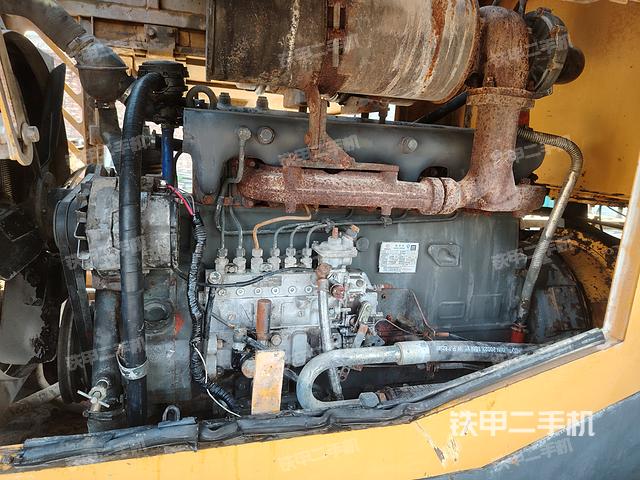 發(fā)動機(jī)右側(cè)（整機(jī)外觀及大件）