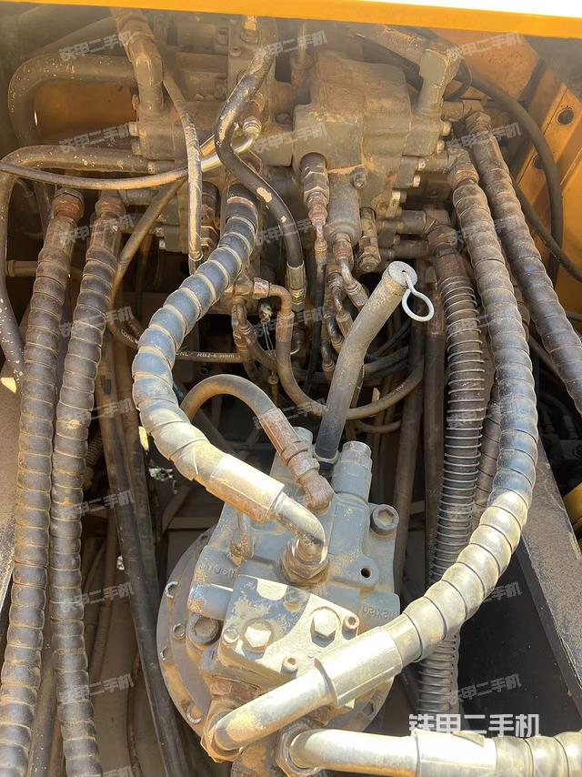 回轉(zhuǎn)馬達(dá)和主控閥（整機(jī)外觀）