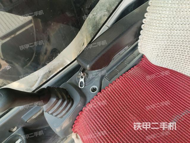 座椅右側(cè)控制臺(tái)/鑰匙門(mén)/油門(mén)/含右手柄（駕駛室部分）