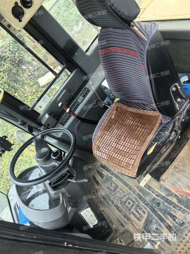 駕駛室內(nèi)部（駕駛室部分）