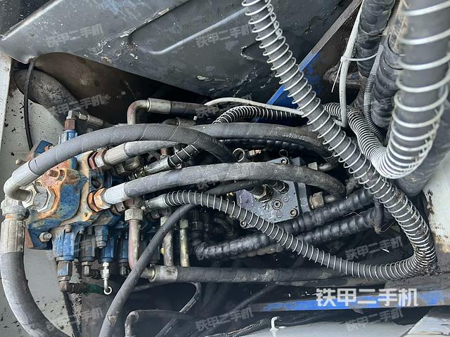 回轉(zhuǎn)馬達(dá)和主控閥（整機(jī)外觀）