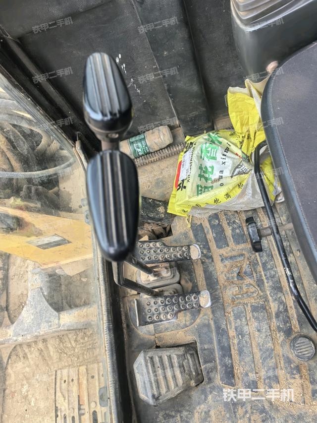 行走控制手柄和踏板?俯拍（駕駛室部分）