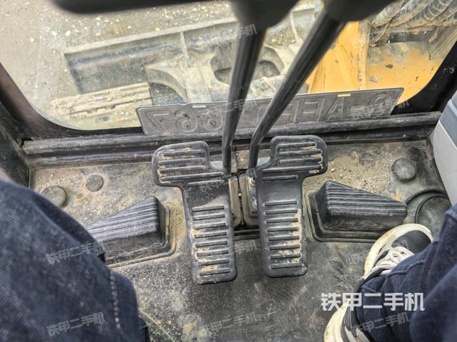 行走控制手柄和踏板?俯拍（駕駛室部分）