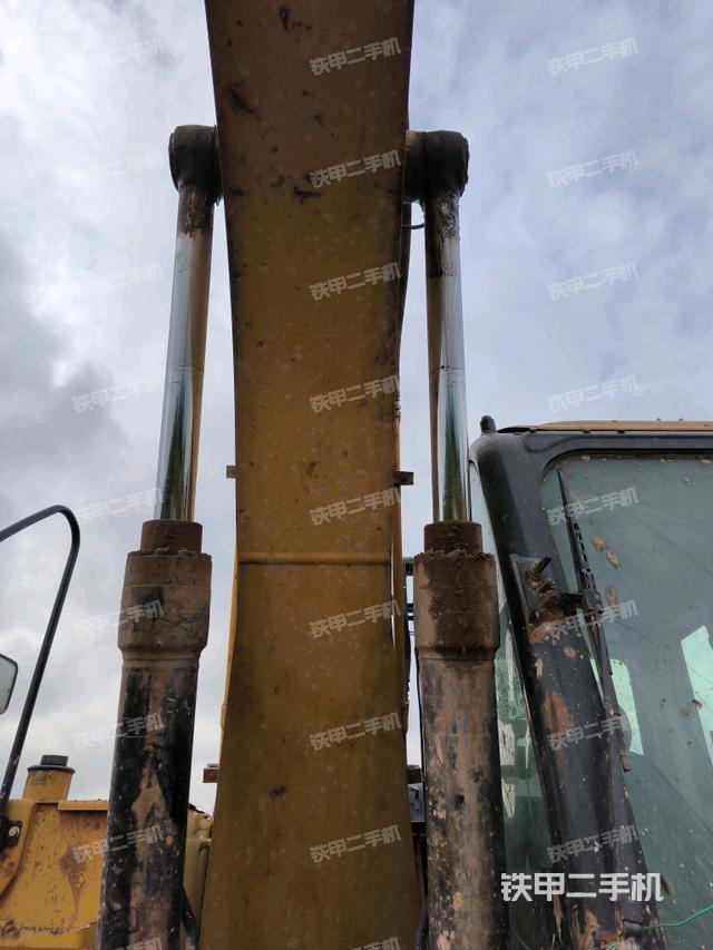 大臂油缸整体 竖拍（工作和回转装置）