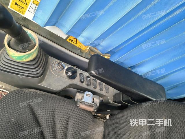 座椅右側(cè)控制臺/鑰匙門/油門/含右手柄(駕駛室部分) 座椅右側(cè)控制臺/鑰匙門/油門/含右手柄(駕駛室部分)