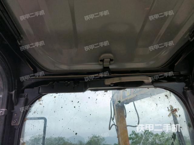 行走控制手柄和踏板 俯拍（驾驶室部分）