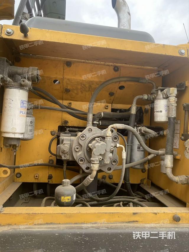 液壓泵艙室正面整體（整機(jī)外觀）