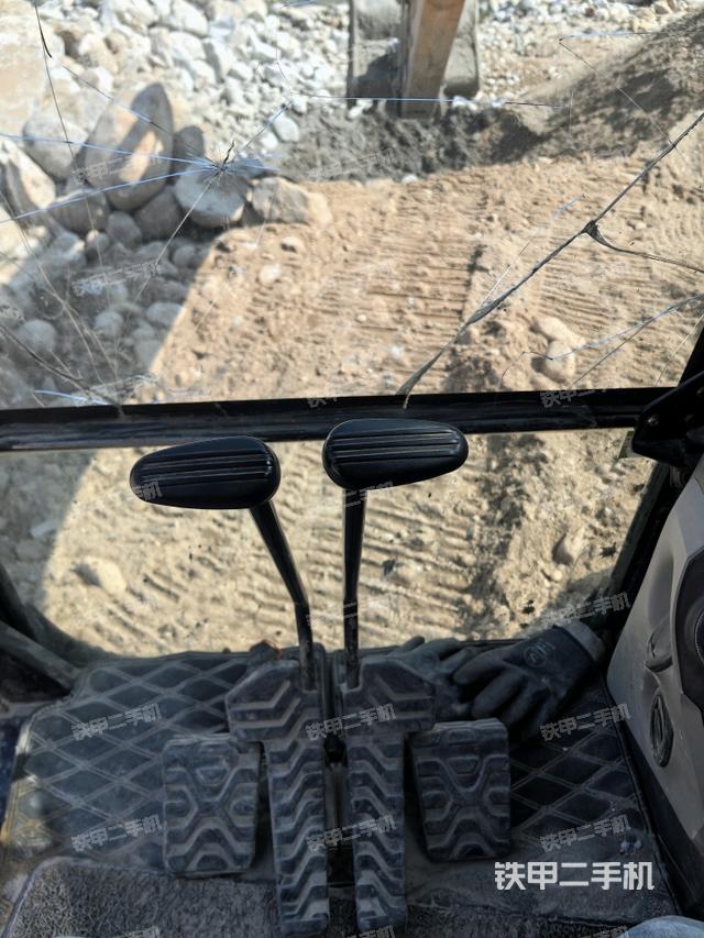 行走控制手柄和踏板?俯拍（駕駛室部分）