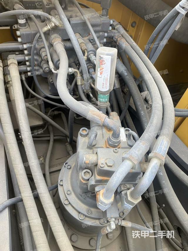 回轉(zhuǎn)馬達(dá)和主控閥（整機(jī)外觀）