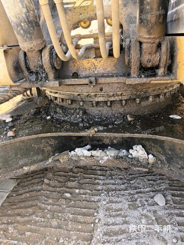 轉(zhuǎn)盤和下車架正前（工作和回轉(zhuǎn)裝置）