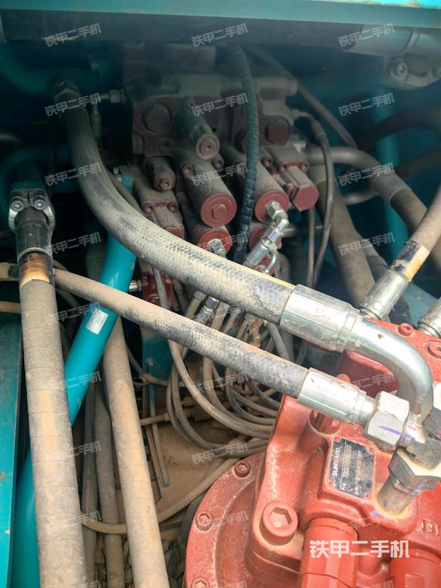 回轉(zhuǎn)馬達(dá)和主控閥（整機(jī)外觀）