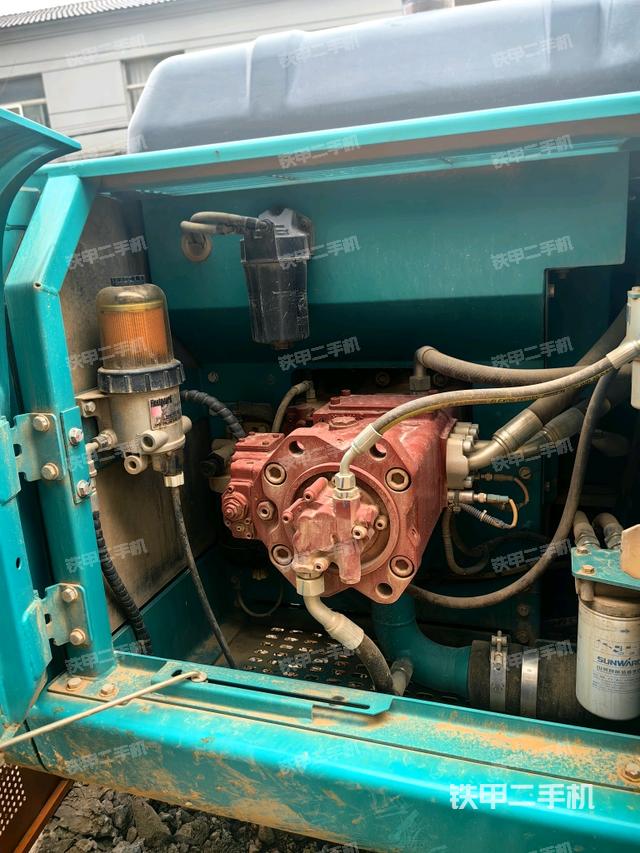 液壓泵艙室正面整體（整機(jī)外觀）