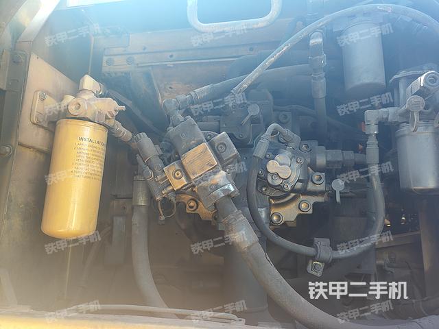 液壓泵艙室正面整體（整機外觀）