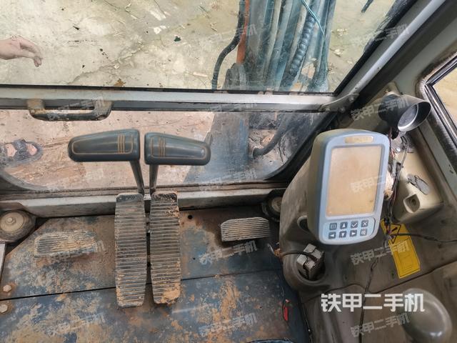 行走控制手柄和踏板?俯拍（駕駛室部分）