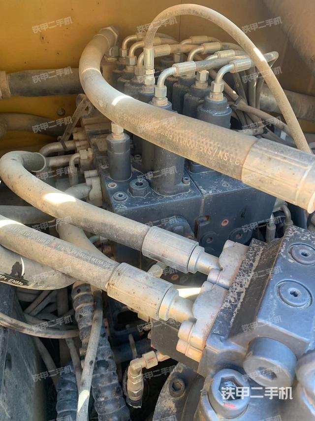 回轉(zhuǎn)馬達(dá)和主控閥（整機(jī)外觀）