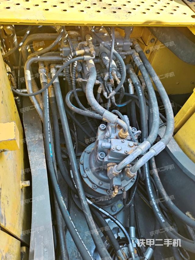 回轉(zhuǎn)馬達(dá)和主控閥（整機(jī)外觀）